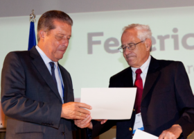 Prof. Federico Mayor-Zaragoza (left) receiving the FEBS Diplôme d’Honneur from Prof. Israel Pecht, FEBS Secretary General